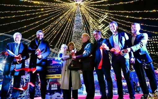Le coupage de ruban pour l'nauguration du marché de Noël de La Défense, le 14 novembre 2025