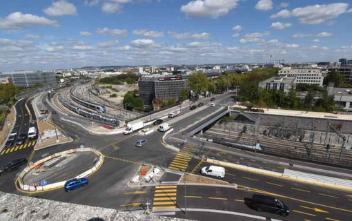 Le double sens de circulation du boulevard de La Défense vu depuis le boulevard Arago.