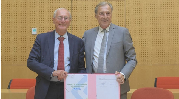 Jean-Yves Sénant et Georges Siffredi lors d ela signature du contrat de développement entre les Hauts-de-Seine et la ville d'Antony le 9 septembre