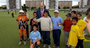 2003. Déplacement le 4 juillet au stade départemental Yves-du-Manoir à Colombes dans le cadre du dispositif Parcs en Sports, précurseur de l’actuel Vacan’sports.