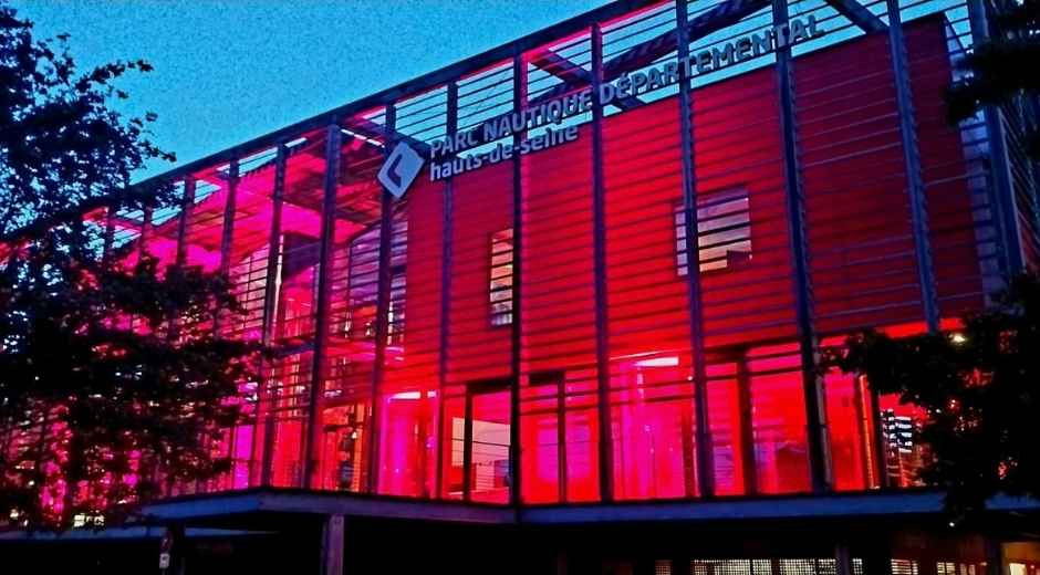 Le parc nautique d&eacute;partemental de l'&Icirc;le de Monsieur &eacute;clair&eacute; en rose 