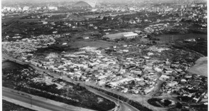 Vue du CNIT depuis le bidonville de la rue de la Garenne, Nanterre, vers 1966