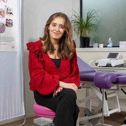 Marie Germain posant sur son lieu de travail, SST2, Asnières-Gennevilliers