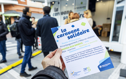 Prospectus d&eacute;crivant les missions de la Caravane solidaire : sant&eacute;, pr&eacute;vention, acc&egrave;s aux droits, RSA, autonomie, maintien &agrave; domicile