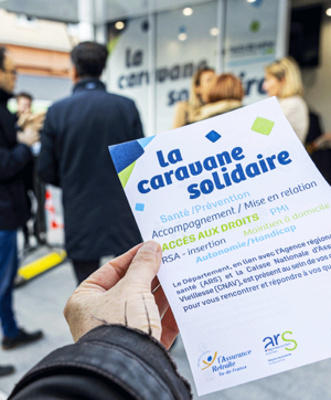 Prospectus d&eacute;crivant les missions de la Caravane solidaire : sant&eacute;, pr&eacute;vention, acc&egrave;s aux droits, RSA, autonomie, maintien &agrave; domicile
