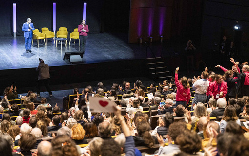 La Parvis Solidaire, vue de la sc&egrave;ne depuis le public