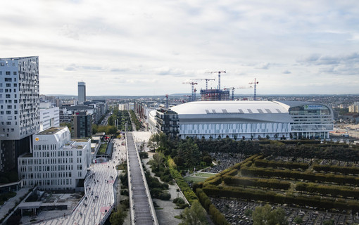 Vue d’ensemble du quartier des Terrasses à Nanterre, au premier plan le cimetière de Neuilly, au second plan, La Paris La Défense Arena, octobre 2019.