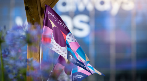 Le drapeau de Paris 2024 qui flotte au vent