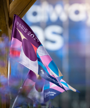 Le drapeau de Paris 2024 qui flotte au vent