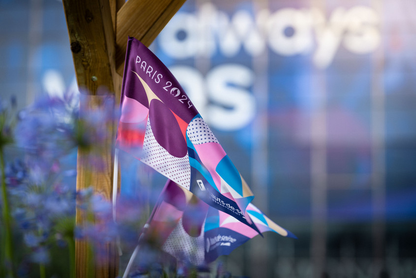 Le drapeau de Paris 2024 qui flotte au vent