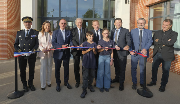 Les institutionnels prennent l apause pour le coupage de ruban symbolisant l'inauguration du coll&egrave;ge Claude-Nicolas-Ledoux.
