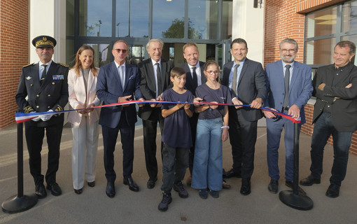 Les institutionnels prennent l apause pour le coupage de ruban symbolisant l'inauguration du coll&egrave;ge Claude-Nicolas-Ledoux.