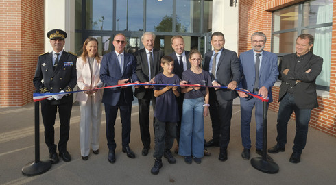 Les institutionnels prennent l apause pour le coupage de ruban symbolisant l'inauguration du coll&egrave;ge Claude-Nicolas-Ledoux.