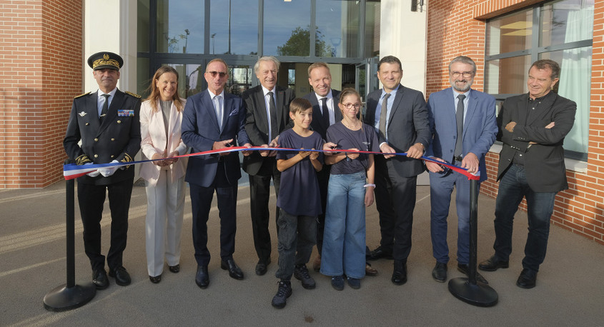 Les institutionnels prennent l apause pour le coupage de ruban symbolisant l'inauguration du collège Claude-Nicolas-Ledoux.