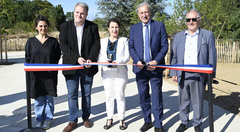 Georges Siffredi, pr&eacute;sident du D&eacute;partement, coupe le ruban pour inaugurer le Jardin des papeteries &agrave; Nanterre.