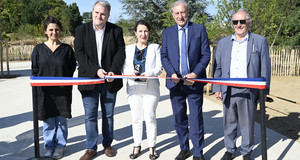 Georges Siffredi, pr&eacute;sident du D&eacute;partement, coupe le ruban pour inaugurer le Jardin des papeteries &agrave; Nanterre.