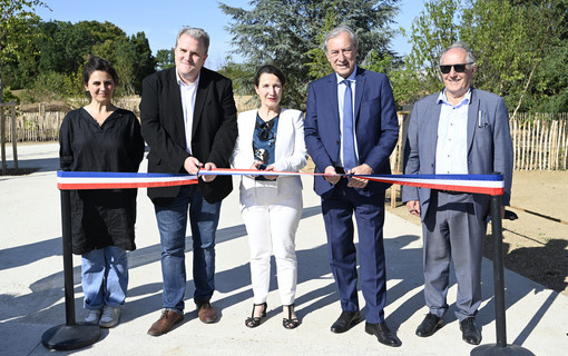 Georges Siffredi, pr&eacute;sident du D&eacute;partement, coupe le ruban pour inaugurer le Jardin des papeteries &agrave; Nanterre.