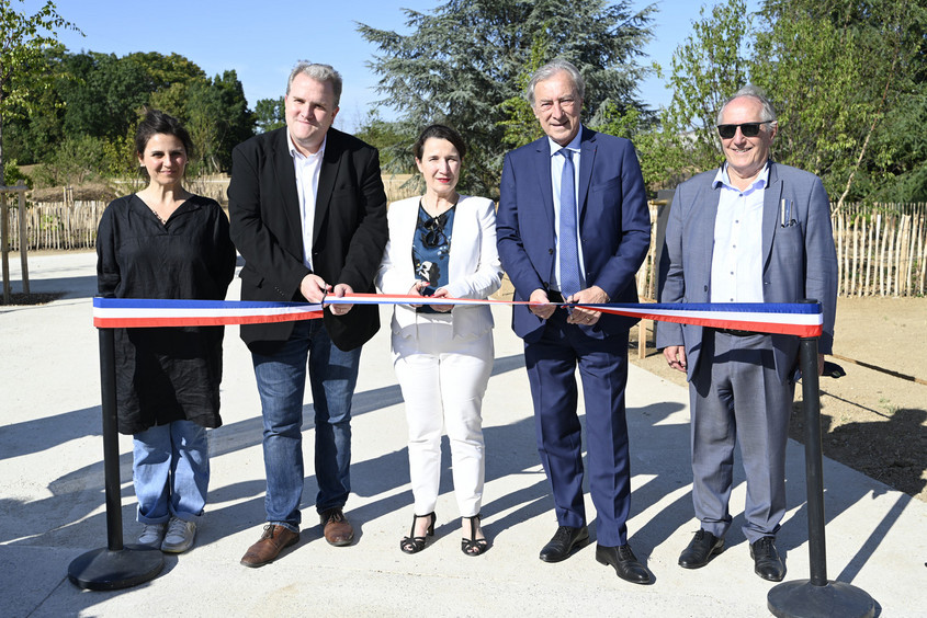 Georges Siffredi, président du Département, coupe le ruban pour inaugurer le Jardin des papeteries à Nanterre.