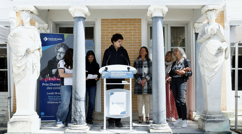 Remise du Prix Prix Chateaubriand des collégiens 2025 des Hauts-de-Seine devant la Maison de Chateaubriand SON DE remis à Nathalie Bernard 