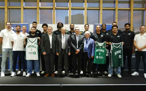 Georges Siffredi, Président du Département des Hauts-de-Seine et Daniel Courtès, conseiller départemental délégué aux sports, au côté du staff et des joueurs de Nanterre 92,