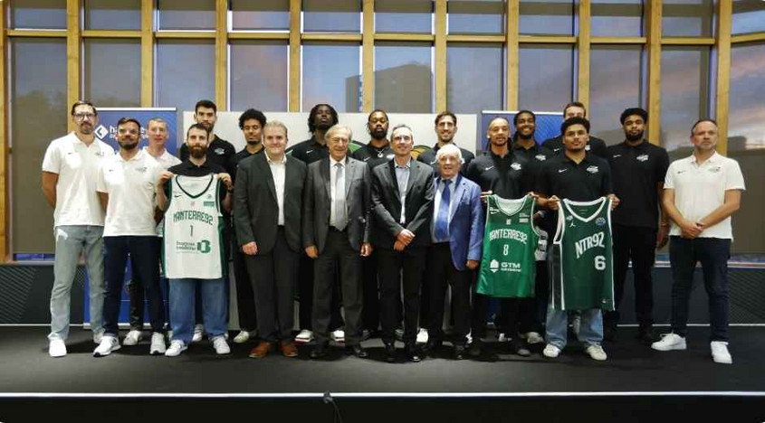 Georges Siffredi, Pr&eacute;sident du D&eacute;partement des Hauts-de-Seine et Daniel Court&egrave;s, conseiller d&eacute;partemental d&eacute;l&eacute;gu&eacute; aux sports, au c&ocirc;t&eacute; du staff et des joueurs de Nanterre 92,