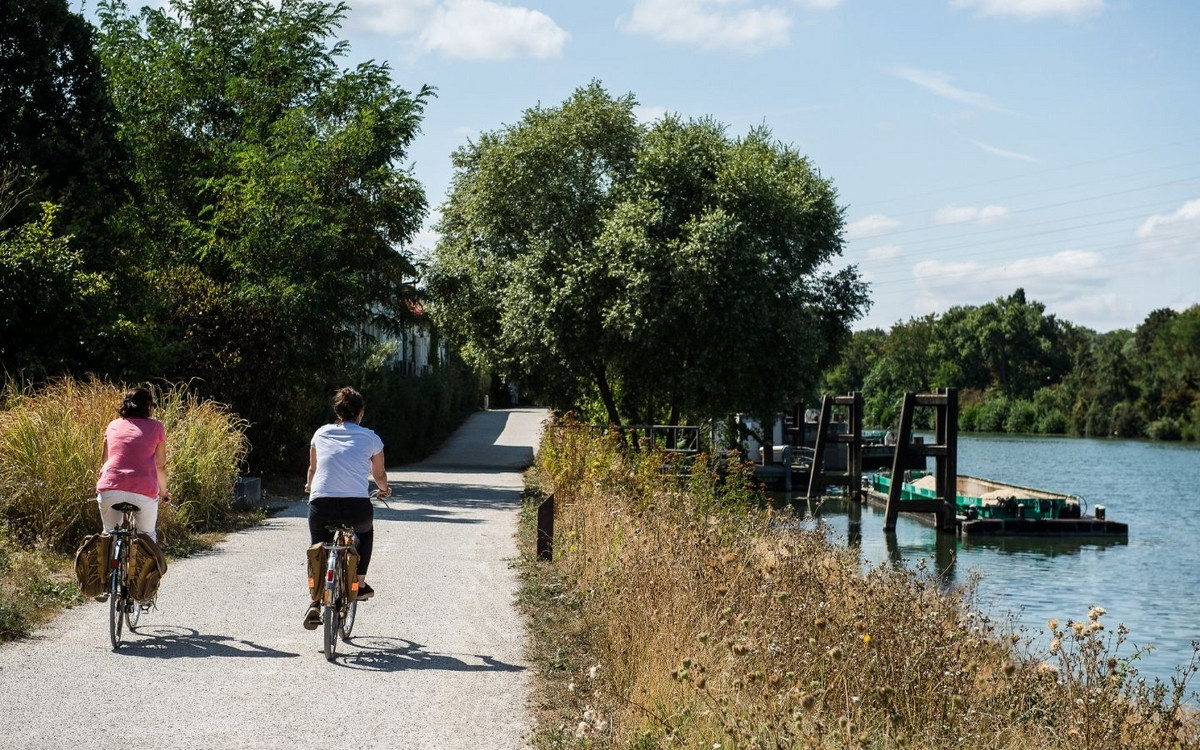 Deux cyclistes sur les bords de seine aménagés pour tous les usagers 