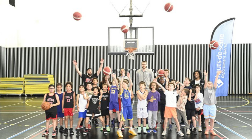 La photo de groupe des joueurs de Nanterre 92 avec les jeunes du Clamart basket club