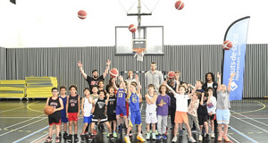 La photo de groupe des joueurs de Nanterre 92 avec les jeunes du Clamart basket club