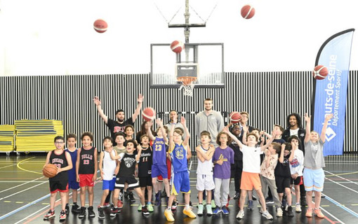 La photo de groupe des joueurs de Nanterre 92 avec les jeunes du Clamart basket club