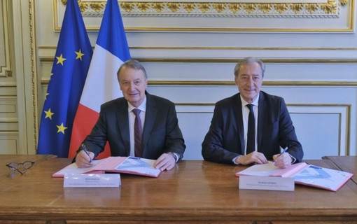 Georges Siffredi, president du D&eacute;partement des Hauts-de-Seine, lors de la signature du contrat de d&eacute;veloppement avec le ville de Clichy-la-Garenne.