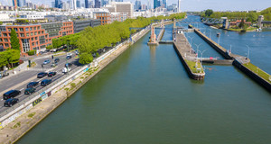 Vue du ciel des berges de Seine entre Suresnes et Puteaux 