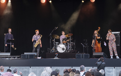 Retour en images sur La Défense Jazz Festival 2022. Vingt-trois concerts du 20 au 26 juin sur le parvis de Paris La Défense. 