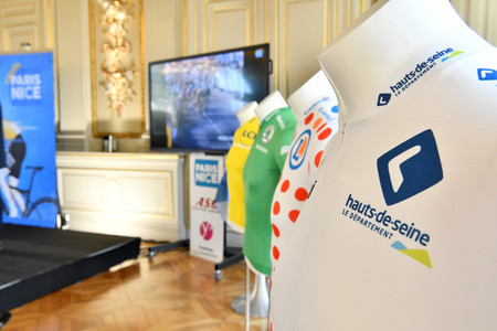 paris-nice-maillot-blanc Le maillot blanc du Paris-Nice avec le logo des Hauts-de-Seine sur le côté gauche de la poitrine