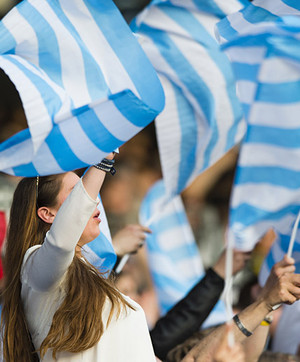 Les supporters du Racing 92 et leurs drapeaux.