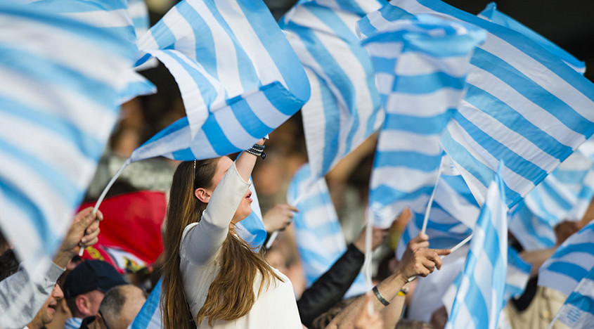 Les supporters du Racing 92 et leurs drapeaux.