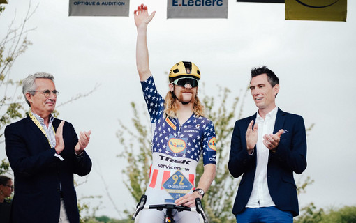 Quinn Simmons apr&egrave;s l aremise du troph&eacute;e, entour&eacute; de Jean-Christophe Fromentin et de Pierre Rolland