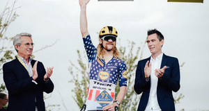 Quinn Simmons apr&egrave;s l aremise du troph&eacute;e, entour&eacute; de Jean-Christophe Fromentin et de Pierre Rolland