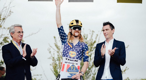 Quinn Simmons apr&egrave;s l aremise du troph&eacute;e, entour&eacute; de Jean-Christophe Fromentin et de Pierre Rolland