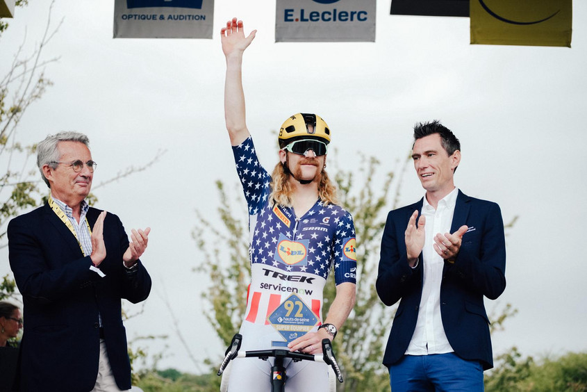 Quinn Simmons apr&egrave;s l aremise du troph&eacute;e, entour&eacute; de Jean-Christophe Fromentin et de Pierre Rolland