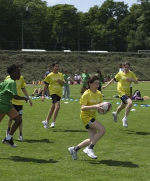 Les collégiens jouant au rugby sur la pelouse