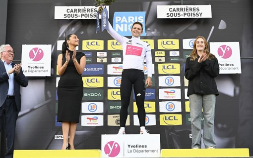 Clara Lallemant, cycliste de haut niveau soutenue par le D&eacute;partement, remet le maillot blanc &agrave; Luke Lamperti &agrave; l'arriv&eacute;e de la 1er &eacute;tape du Paris-Nice 2026.