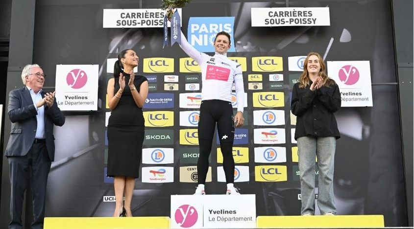 Clara Lallemant, cycliste de haut niveau soutenue par le D&eacute;partement, remet le maillot blanc &agrave; Luke Lamperti &agrave; l'arriv&eacute;e de la 1er &eacute;tape du Paris-Nice 2026.