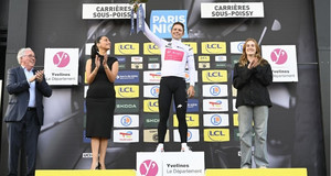 Clara Lallemant, cycliste de haut niveau soutenue par le D&eacute;partement, remet le maillot blanc &agrave; Luke Lamperti &agrave; l'arriv&eacute;e de la 1er &eacute;tape du Paris-Nice 2026.