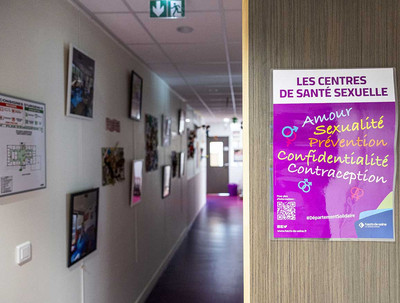 Couloir d'entrée avec affiche colorée à droite, indiquant : amour, sexualité, prévention, confidentialité, contraception