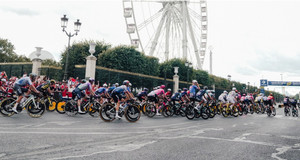 Le peloton passe sous l'arche du kilomètre 92 lors de la dernière étape du Tour de France 2026