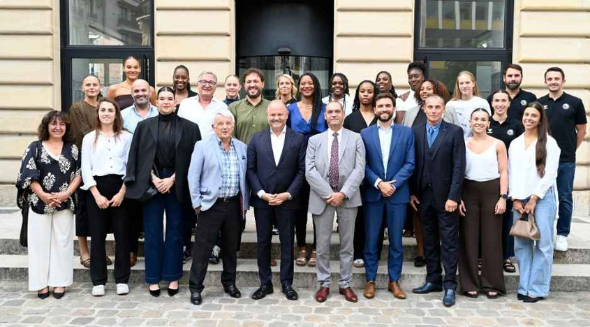 Daniel Courtès avec l'équipe et le staff de Paris 92, lors de la présentation de saison 2026-2027