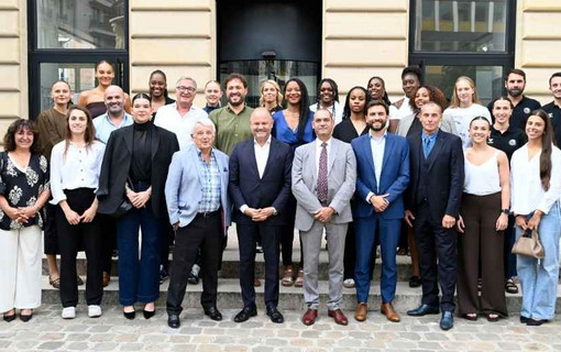 Daniel Court&egrave;s avec l'&eacute;quipe et le staff de Paris 92, lors de la pr&eacute;sentation de saison 2026-2027