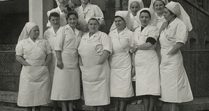 Infirmières en blouse, réunies en groupe