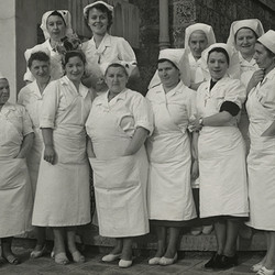 Infirmières en blouse, réunies en groupe