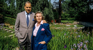 2009. Charles Pasqua et son épouse Jeanne photographiés lors d’un reportage pour Paris Match dans les jardins du musée départemental Albert-Kahn à Boulogne-Billancourt.